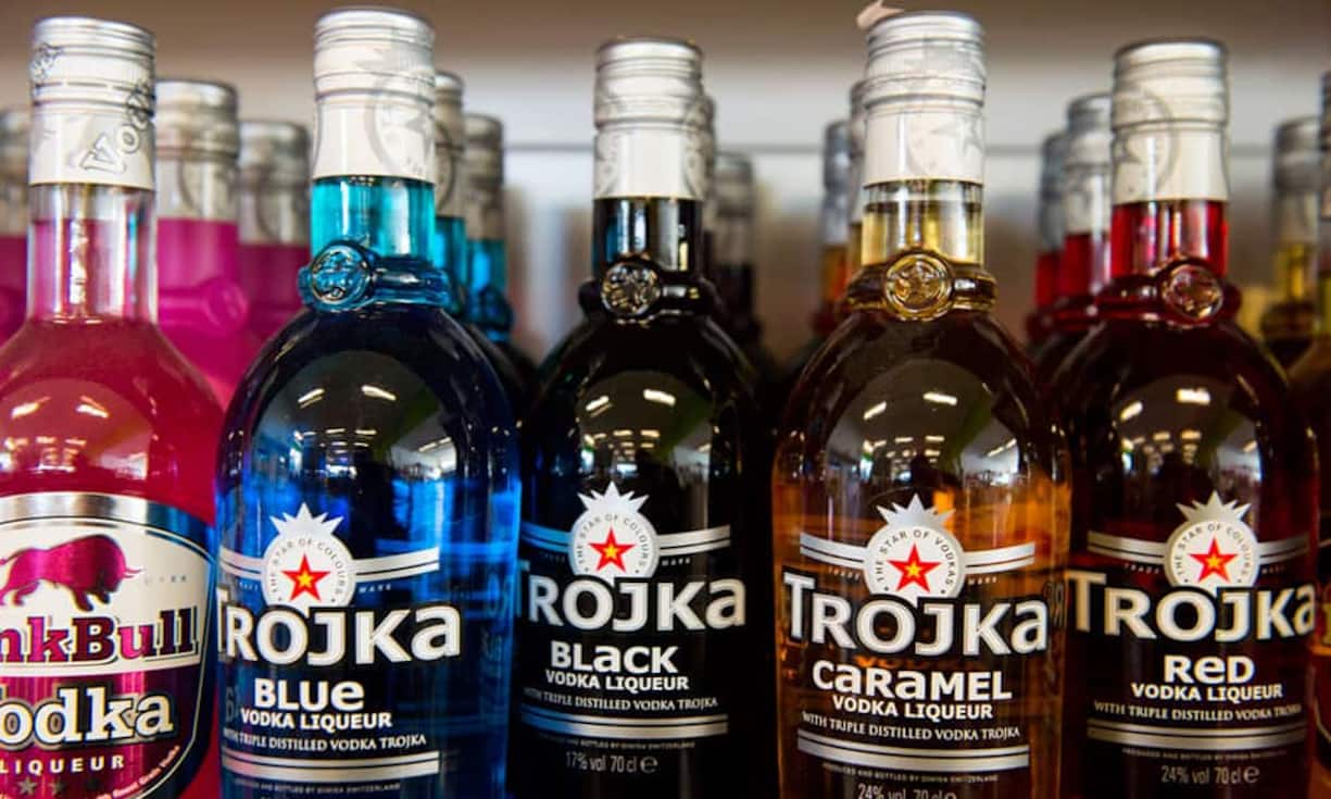 Alkohol ist der Klassiker unter den Bürodrogen. Erhöht die Frustrationstoleranz und verdrängt Probleme. Leberschäden sind nur eine der Langzeitfolgen.