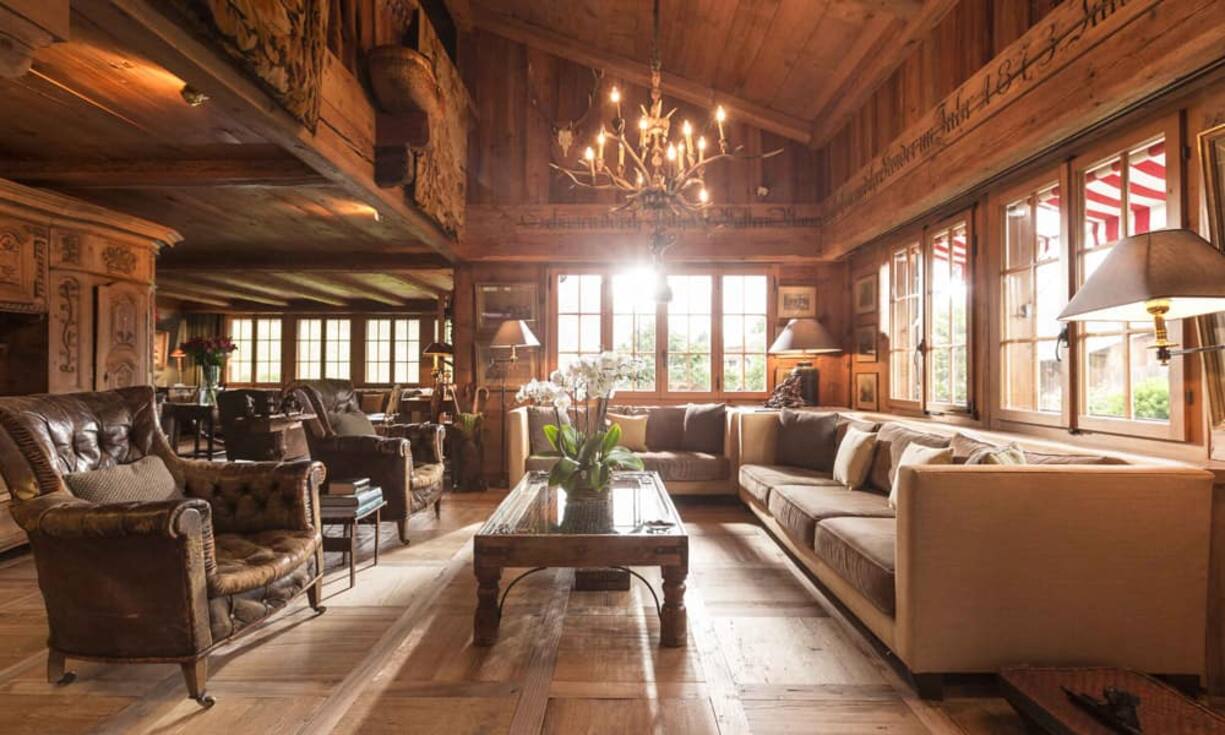 … massiven Holzböden kommt urchig daher. Über die Hälfte des Raumes erstreckt sich über zwei Etagen, was dem Ganzen Höhe und Luftigkeit verleiht.