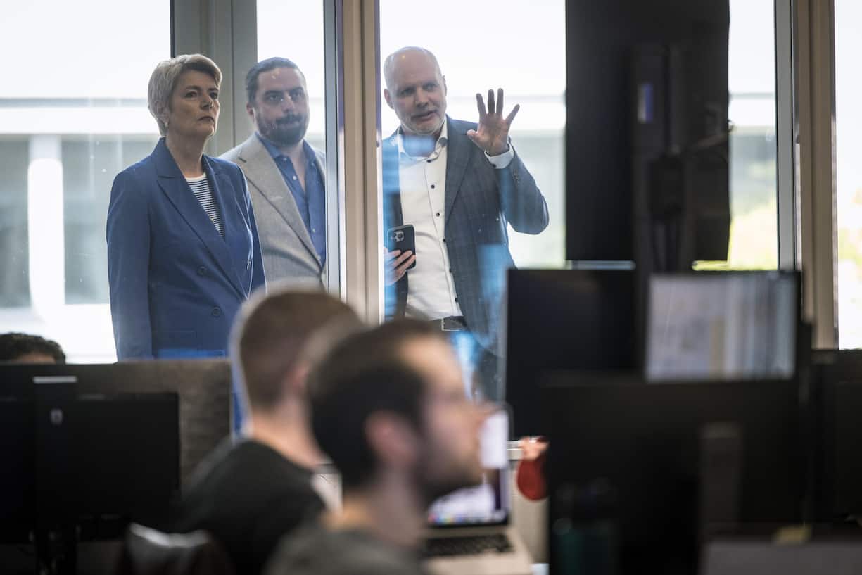 Sandro Inguscio, Chief Digital Officer bei Ringier Medien Schweiz (Mitte), und Blick-Chefredaktor Rolf Cavalli zeigten der Finanzministerin den Newsroom.