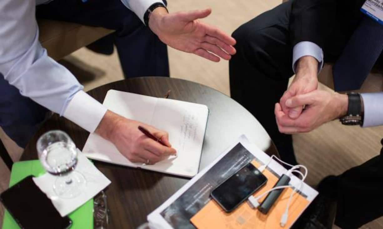 6. Sie sprechen darüber was gerecht istDas Wort «gerecht» sollten Sie niemals verwenden, wenn es um das Gehalt geht. Sehen Sie die Verhandlung eher als Wettbewerb, in dem es darum geht, das Beste herauszuholen.