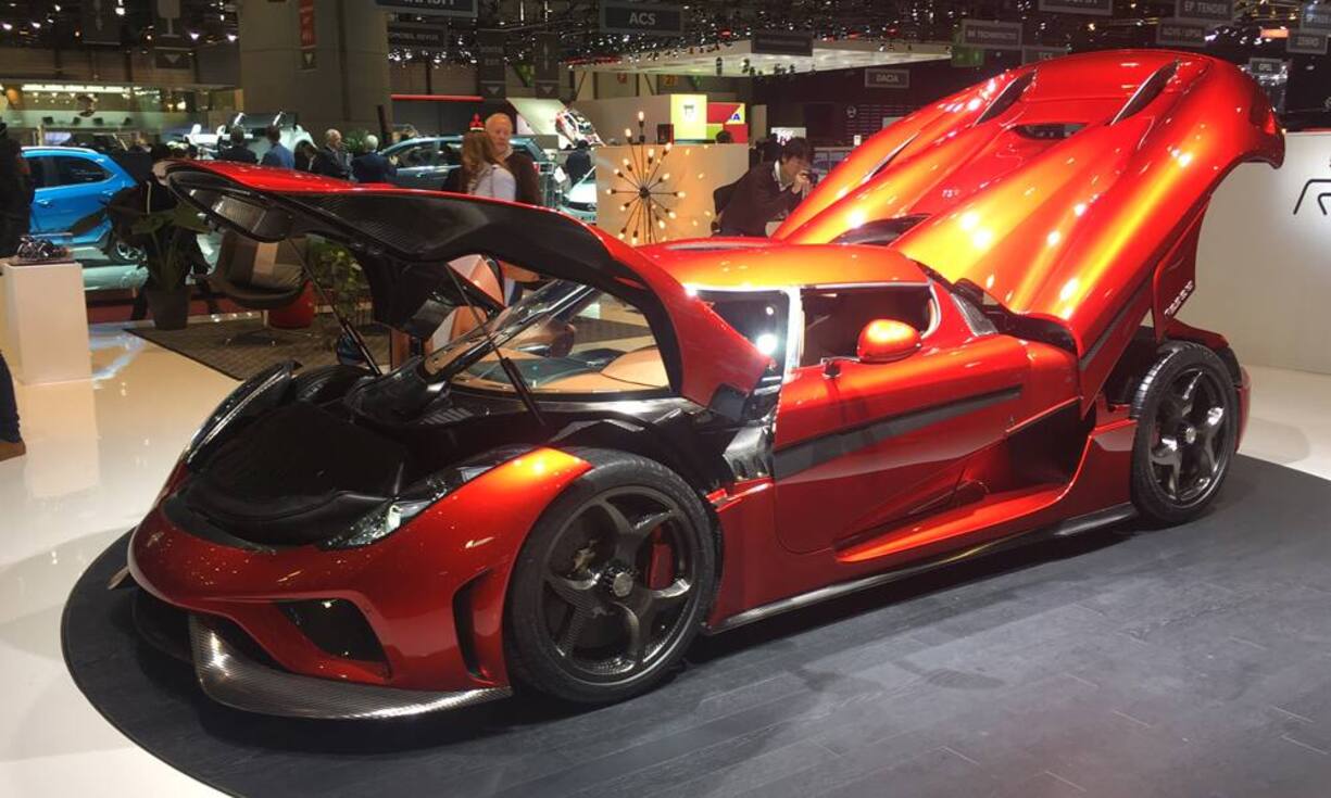 Der Koenigsegg Regera hat satte 1500 PS unter seiner Haube. Ein Hybridsystem beschleunigt den schwedischen Sportler in 2,8 Sekunden auf 100 km/h.