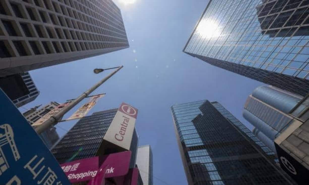 Hongkong liegt auf Platz 9. In dem Ranking der kompetitivsten Länder fliessen Daten aus den Bereichen Institutionen, Infrastruktur, Makroökonomie, Gesundheit, Bildung, Gütermärkte, Arbeitsmarkt, Finanzmärkte, technologischer Entwicklungsstand, Marktgrösse, Entwicklungsstand der Unternehmen und Innovation ein.