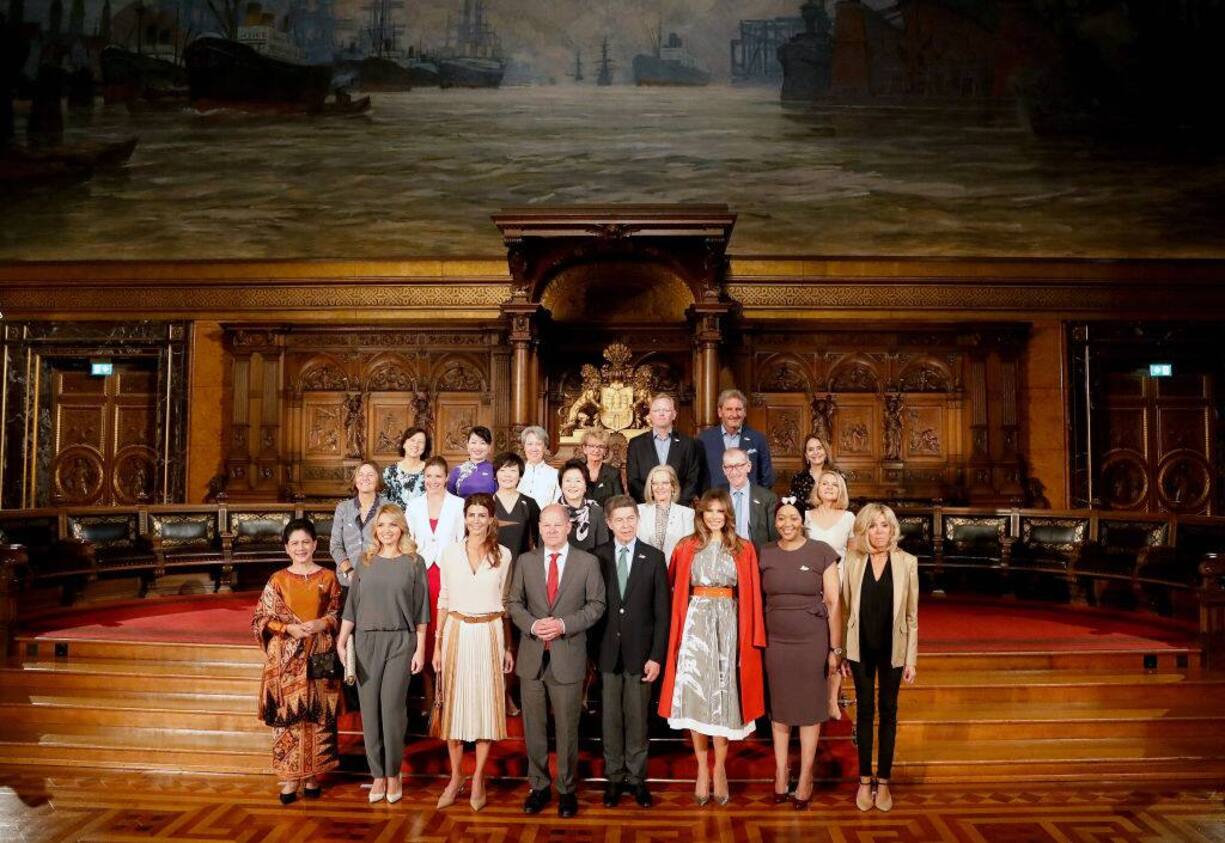 Olaf Scholz führte die Partner der Staats- und Regierungschefs des G20-Gipfels im historischen Hamburger Rathauses herum.