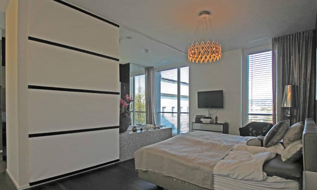 Ein weiteres Zimmer mit Duschbad ergänzt die Wohnung. Komplettiert werden die Zimmer mit einem Hauswirtschaftsraum und einem Gäste-WC.