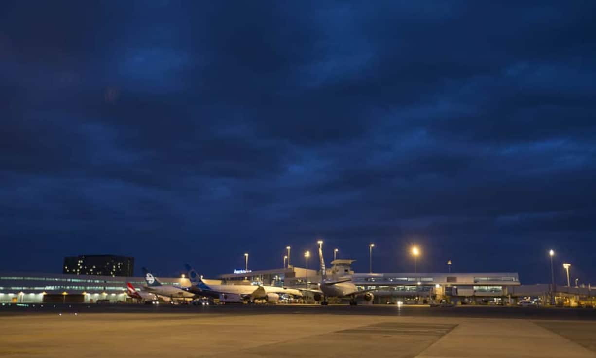 Platz 8: Auckland International Airport. Der Flughafen Auckland ist der größte internationale Verkehrsflughafen in Neuseeland. Er befindet sich am Ort Mangere am Stadtrand von Auckland. Er verfügt über drei Passagierabfertigungshallen, wovon zwei für Inlandsflüge und eine für internationale Flüge dient.