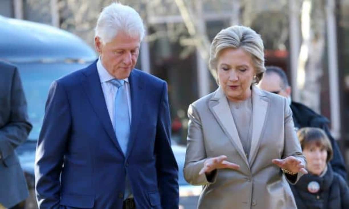 Hillary Clinton und Ehemann Bill auf dem Rückweg von der Wahlkabine in Chappaqua, New York.