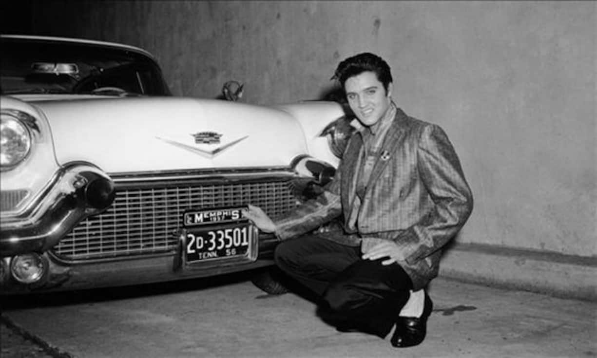 Elvis Aaron Presley wurde am 8. Januar 1935 in Tupelo im US-Bundesstaat Mississippi geboren. Am 16. August 1977 erlag er einem Herzversagen. Seine damalige Verlobte Ginger Alden fand ihn leblos in einem Badezimmer in Graceland.