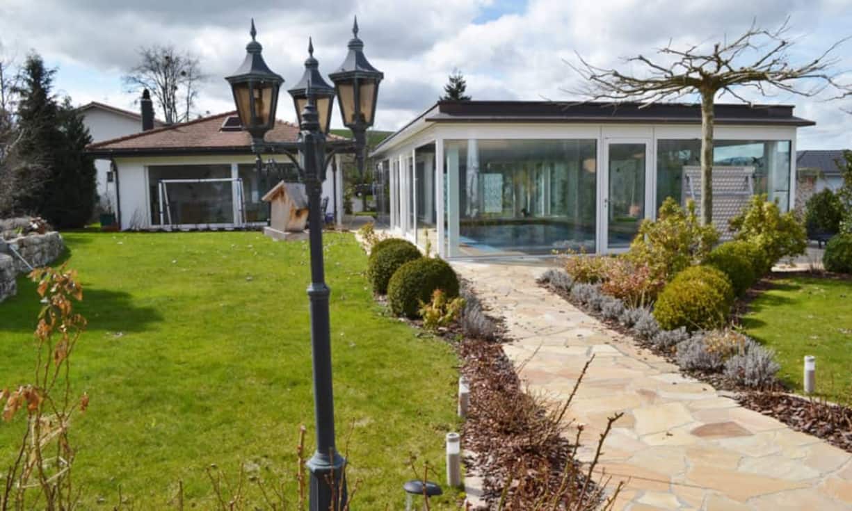 In der Gartenanlage findet sich das Gartenhaus mit Grillraum, Fitnessraum sowie das Poolhaus.