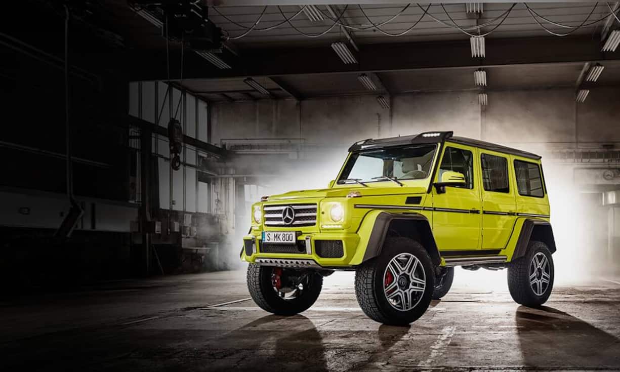 Mercedes lässt auf dem Autosalon dieses Monster los: den G 500 4x4². Die Extrem-G-Klasse nutzt die gleichen Portalachsen, die auch in der 6x6-Version des G 63 AMG zum Einsatz kommen. Bislang ist der extrahohe G nur als Showcar geplant. Unter der kantigen Haube des 4x4² arbeitet ein V8 mit 422 PS.Mercedes-Benz