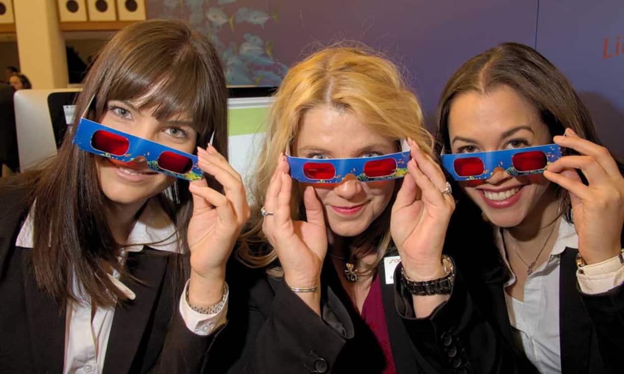 Rote Brille für mehr Durchsicht am SIX-Stand:
Vanessa Deschner, SIX-Hostesse;
Angela Lötscher, Senior Marketing Manger;
Jacqueline Keller, SIX-Hostesse
