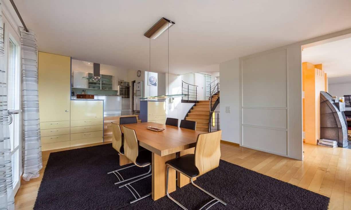 Acht Zimmer, darunter fünf Schlafzimmer und zwei Badezimmer verteilen sich auf fünf Halbetagen.