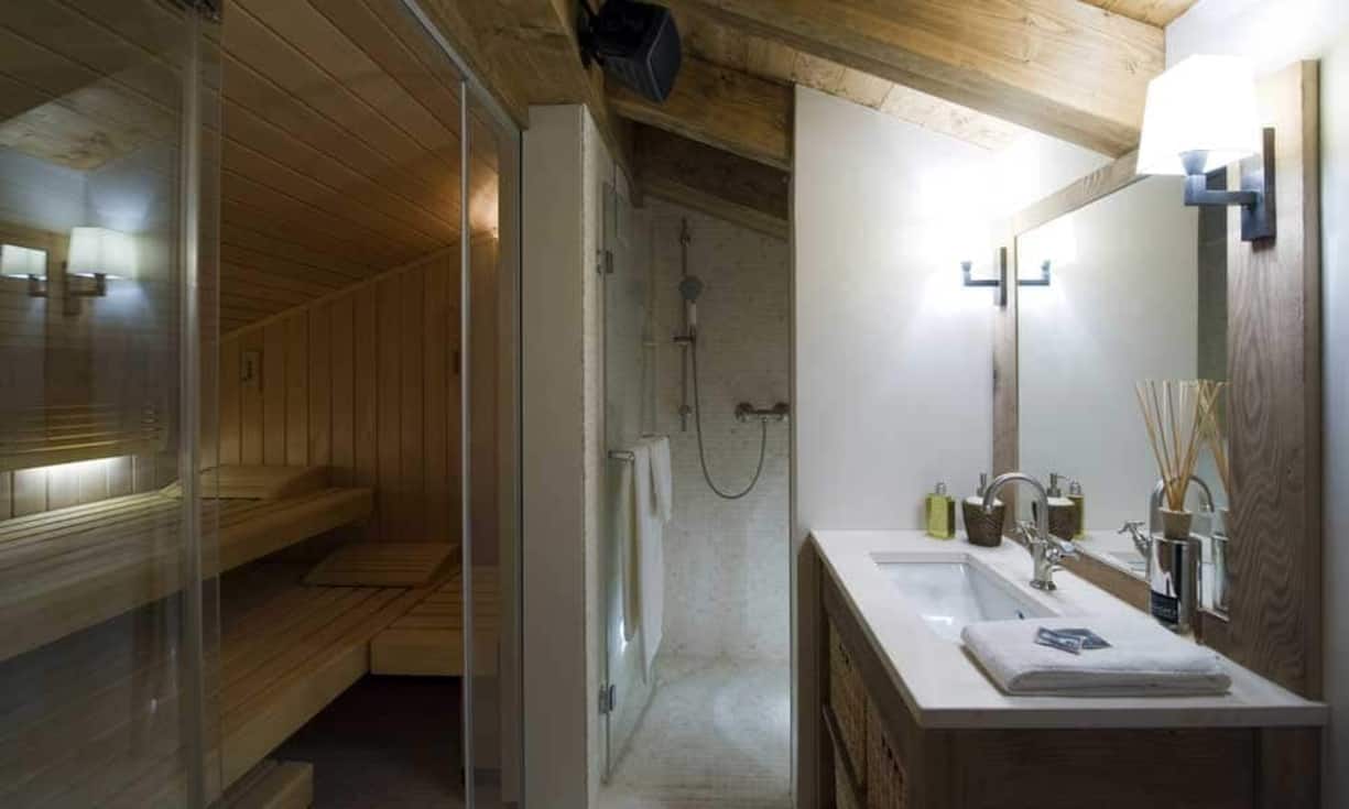 Vom Wohnzimmer führt eine Treppe zur Galerie, wo sich die Sauna mit Dampffunktion sowie der Badebereich befinden.