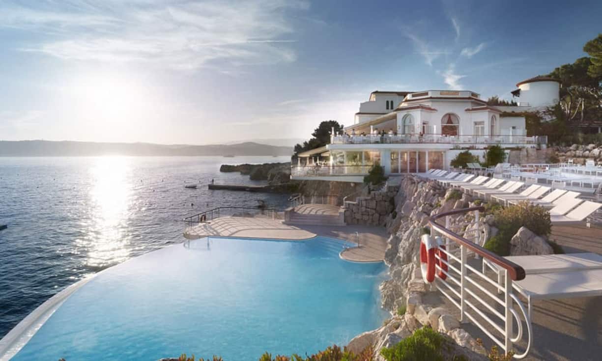 Platz 5: Hotel du Cap-Eden-Roc, Cap d’Antibes/Côte d’Azur.Das Hotel du Cap-Eden-Roc an der französischen Riviera hat einen grossen Sprung nach vorne hingelegt und schon mindestens vier Generationen glücklich gemacht, ohne je zu verstauben. Hier schwebt man immer ein bisschen über dem Boden. Und das muss man auch. Sonst hauen einen die Preise glatt um.