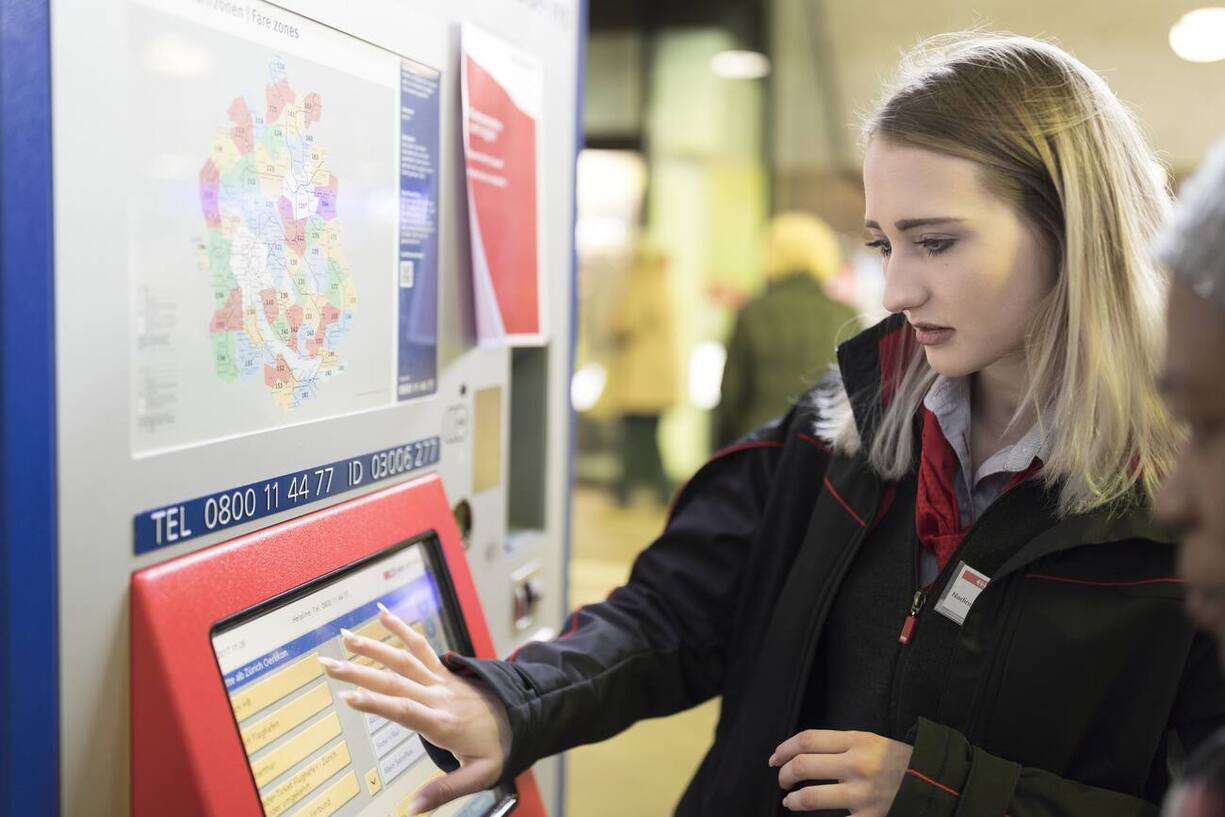 An SBB employee is helping a customer at the ticket machine in the entrance area of the SBB ticket hall, pictured in the SBB Travel Center at the railway station Zuerich Oerlikon, Switzerland, on November 27, 2017. (KEYSTONE/Gaetan Bally) Eine SBB-Mitarbeiterin hilft einer Kundin am Billettautomaten im Eingangsbereich der Schalterhalle des SBB Reisezentrums am Bahnhof Zuerich Oerlikon, aufgenommen am 27. November 2017. (KEYSTONE/Gaetan Bally)