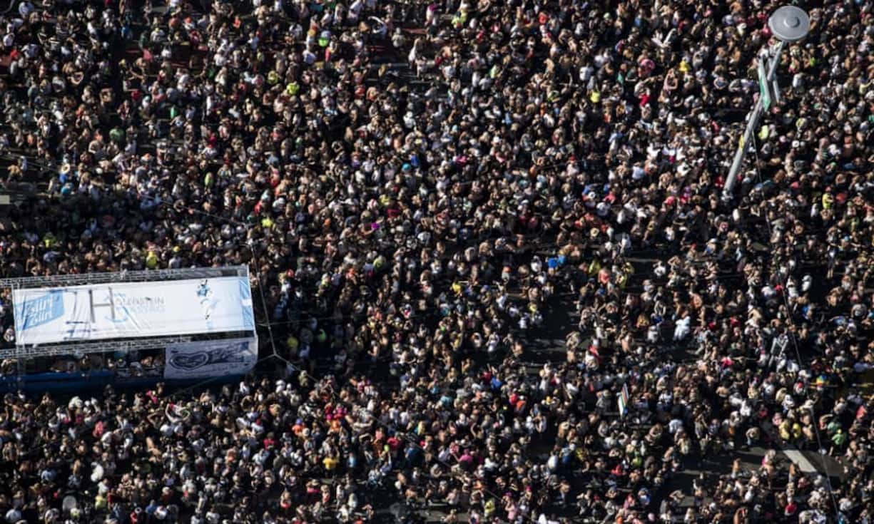 Rund 900'000 Besucherinnen und Besucher hat die Street Parade an das Zürcher Seebecken gelockt, das melden die Organisatoren. Das sind weniger als letztes Jahr.