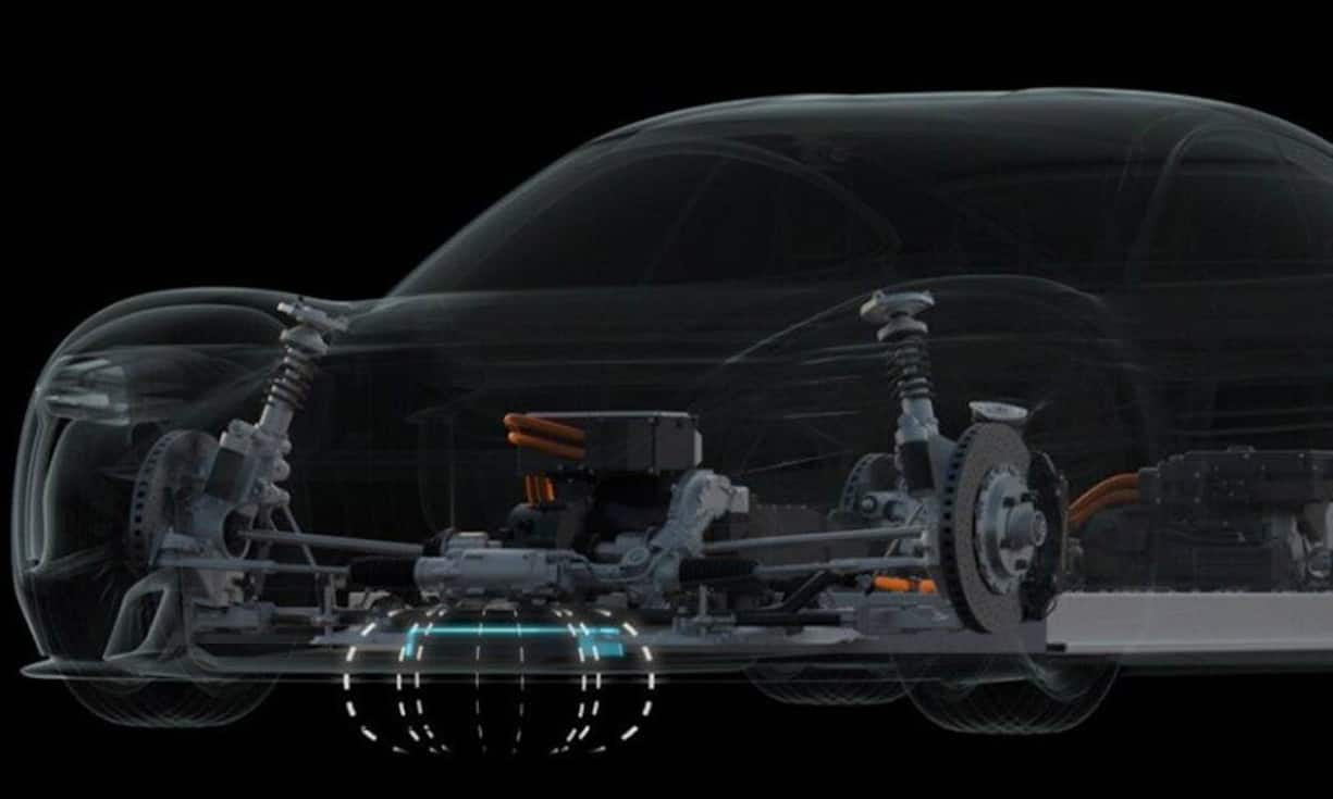 Ein induktives Ladesystem soll die Batterie besonders komfortabel wieder aufladen: Der Fahrer muss nur über einer Bodenplatte mit der Ladetechnik halten, und der Ladevorgang beginnt automatisch.