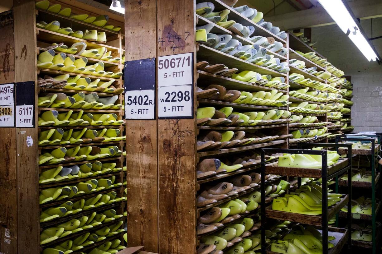 Die Leisten im Lager bestehen zumeist aus Kunststoff.