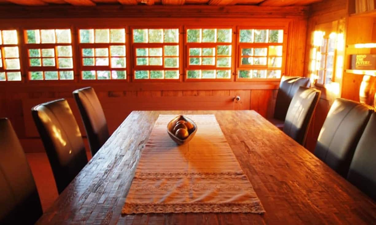 Die Holzarchitektur ist gut sichtbar und verleiht den RĂ€umen einen unverkennbaren Charakter. Im Dachgeschoss befindet sich neben einem gemĂŒtlichen Wohnraum auch ein BĂŒro. Auch in BauernhĂ€usern gibt es...