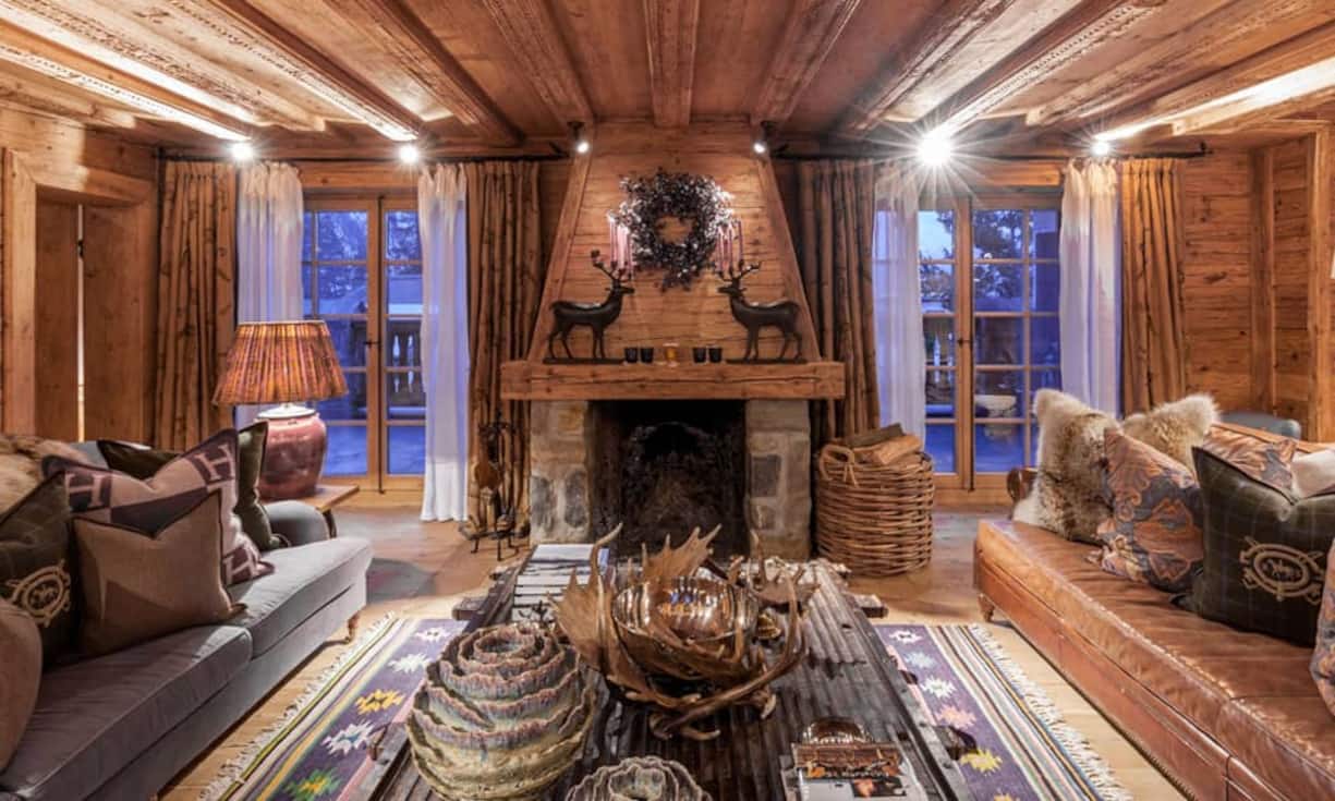 Im Innenausbau wurden traditionelle Materialen verbaut. Die Innenausstattung ist sorgfältig ausgewählt und auf das Ambiente abgestimmt.