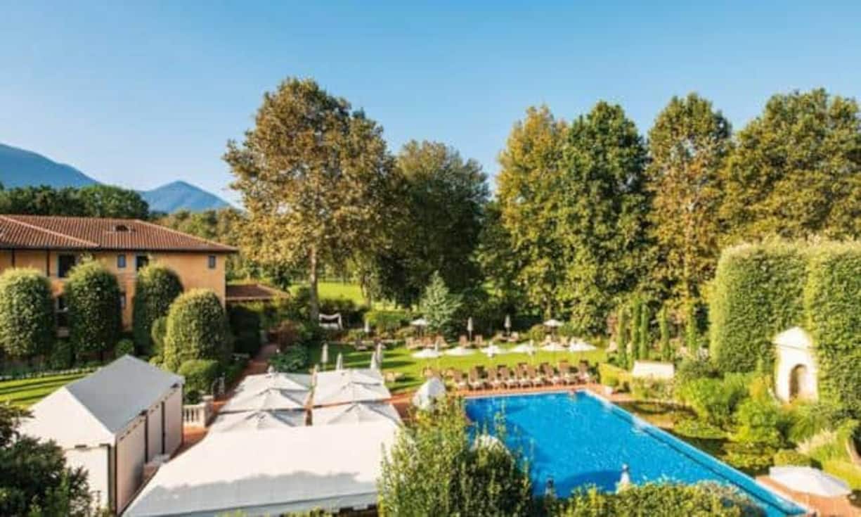 Rang 10: Giardino, Ascona. Das von einem mediterranen Garten umgebene 5-Sterne-Hotel ist ein stilvoll entspannter Sehnsuchtsort. Im BILANZ-Ranking der besten Ferienhotels der Schweiz belegt es den 10. Rang (Vorjahr Rang 9). Zur Ermittlung der besten Hotels hat BILANZ 120 führende Schweizer Hoteliers befragt, Hoteltests durchgeführt, Wertungen von Fachguides und Testportalen einbezogen und Erfahrungen von Reiseprofis und Hotelkennern berücksichtigt.