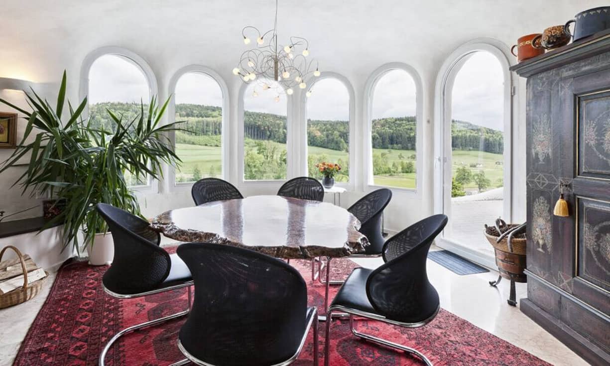 ...wird durch eine Stehbar mit dem Esszimmer verbunden.