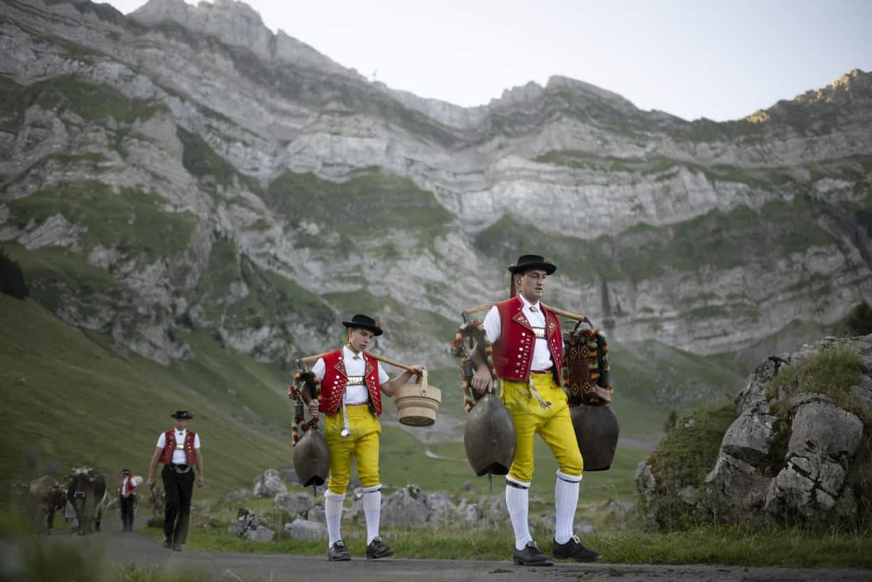 Sennen mit Schellen und Kuehe bei der Alpabfahrt (Alpabzug) der Familie Pfaendler von der Potersalp unter dem Saentis, am Samstag, 19. August 2023, in Schwende-Ruete. Die Familie nimmt nach dem Alpsommer mit Geissen und 27 Kuehen die drei Stunden Marsch nach ins Tal nach Urnaesch unter die Fuesse. (KEYSTONE/Gian Ehrenzeller)