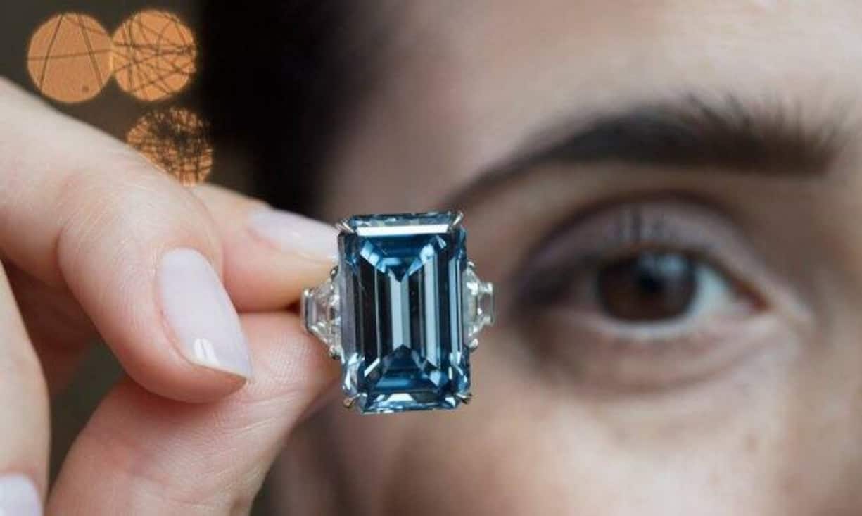Für den jüngsten Rekord aus der Welt der Diamanten – in der verarbeiteten Form – sorgte das Auktionshaus Christie's in Genf: Der 14,62 Karat schwere berühmte «Oppenheimer Blue» löste Mitte Mai 56,8 Millionen Franken. Damit ist der Glitzerstein in der seltenen Farbe «Fancy Vivid Blue», das teuerste jemals in einer Auktion verkaufte Juwel.