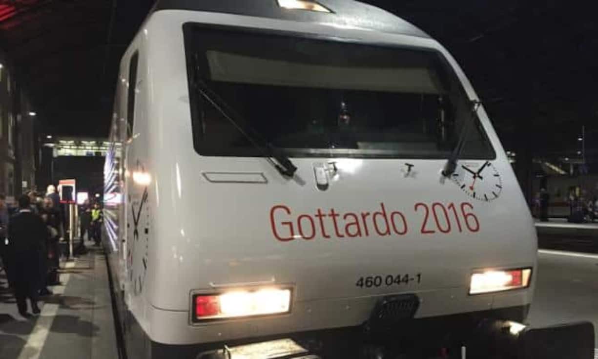 Bahnhofsuhrmacher Mondaine zeigt nicht nur eine neue Uhr, sondern zur Eröffnung des Gotthardtunnels auch eine Lok im Markenkleid.