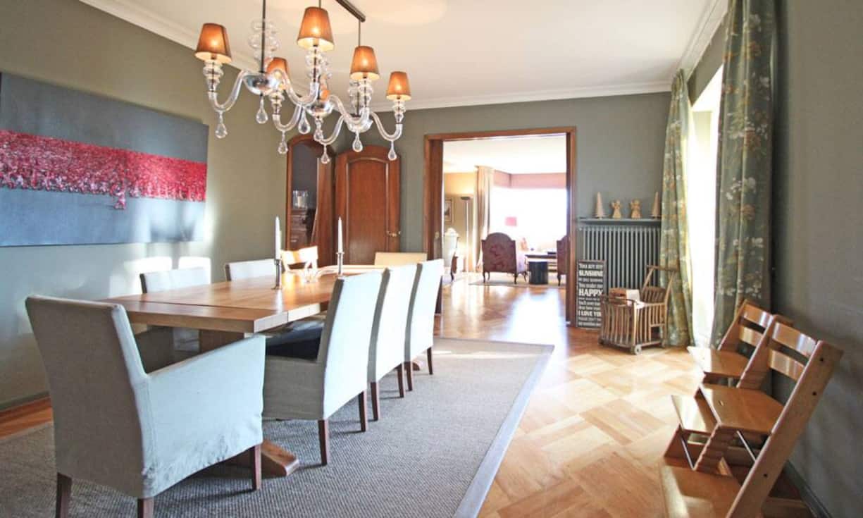 Der Wohnbereich geht in das separate Esszimmer über.