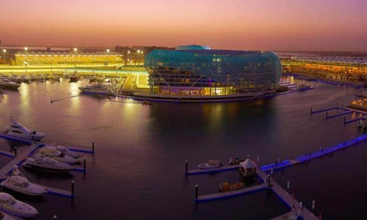 Neben den Yas Marina Circuit beheimatet die Insel auch grosszügige Wohnkomplexe mit Villen, Apartmenthäusern, etwa 20 Hotels, drei Themenparks sowie Sport- und Hafenanlage. Auf dem Bild sind das Fünf-Sterne-Hotel Yas sowie der Yachthafen zu sehen.