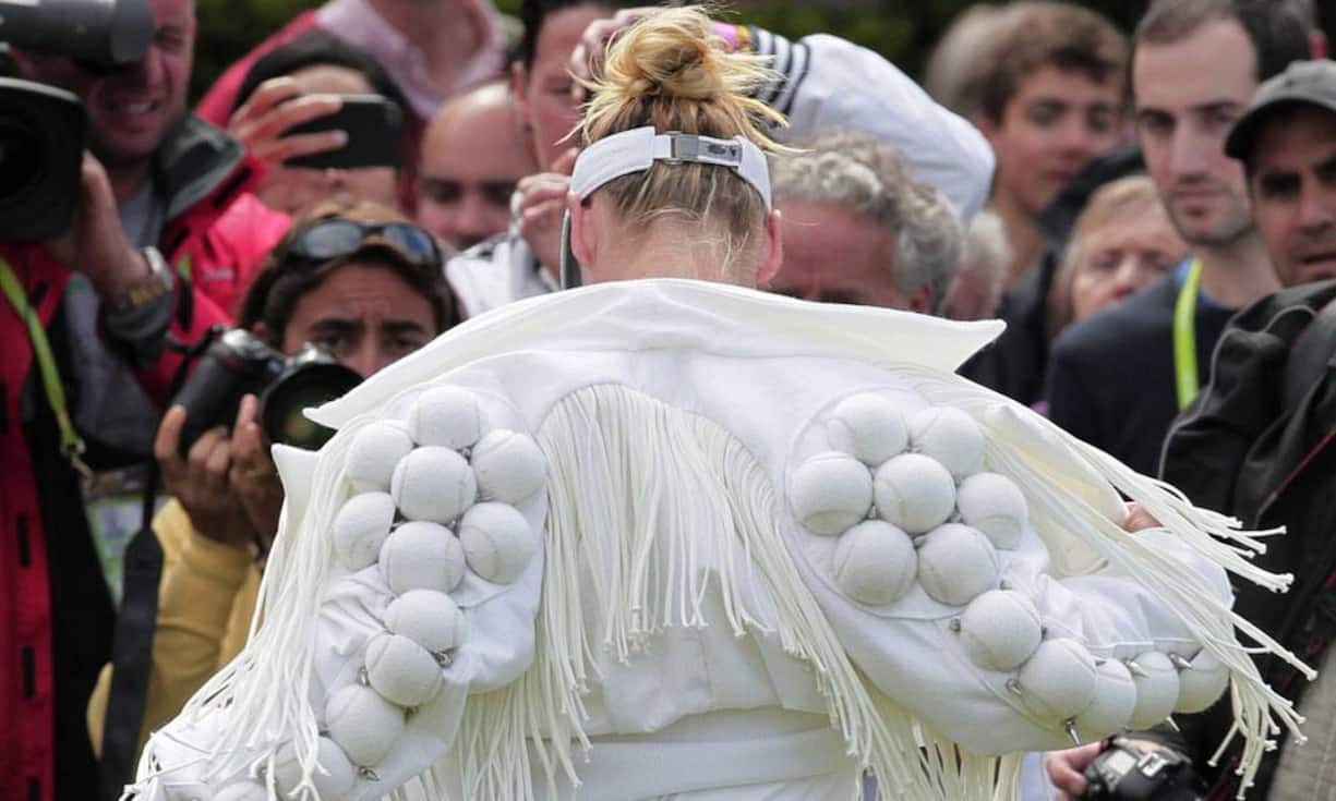 In Wimbledon lassen sich die Tennisspieler und -spielerinnen mittlerweile einiges einfallen, um ihre Gegner auch mit modischen Mitteln zu bezwingen, wie hier die Amerikanerin Bethanie Mattek-Sands im Jahr 2011.