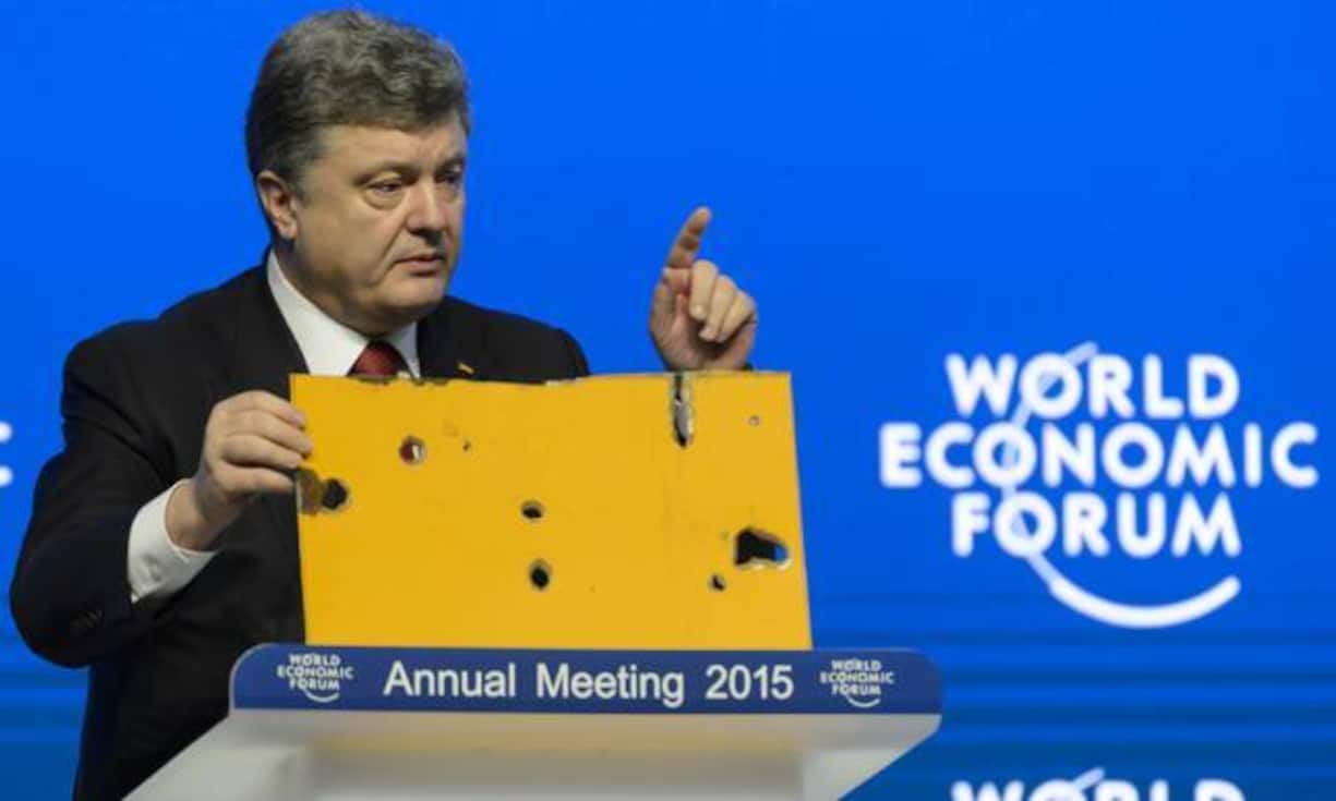 In der Rede Petro Poroshenko hält der ukrainische Präsident ein durchlöchertes Blechstück hoch. Dieses Stück soll zeigen, wie sehr die Zivilbevölkerung im Konflikt leidet.