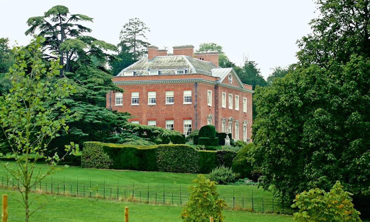 Urs Schwarzenbach: Culham Court an der Themse. Für sein «Country House» in Oxfordshire legte Urs Schwarzenbach vorsichtshalber zehn Millionen Pfund mehr hin als gefordert. Für den Kauf eines kompletten englischen Dorfes in der Nachbarschaft reichte es dann aber immer noch – nur die Kirche bekam er nicht für die 38 Millionen Pfund.