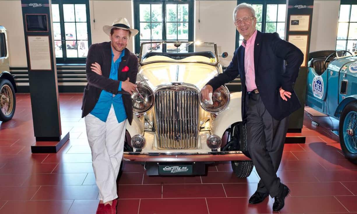 Namensvettern: Christian Jott Jenny, Festivalveranstalter;
Christian J. Jenny, Jaguar-Sammler; 
posieren vor einem SS Jaguar 2.5 Liter Tourer 1936