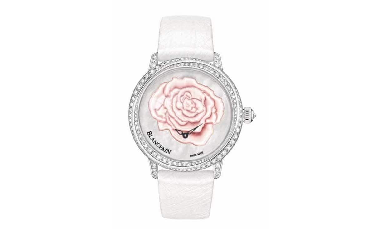 Blancpain - Liebeszauber: Woman Saint Valentin 2015121 Diamanten strahlen um die Wette; die beiden verflochtenen Reihen von unterschiedlich grossen Brillanten erinnern an die für Blancpain emblematische Double-Pomme-Lünette, ergänzt und vollendet durch den Diamantbesatz der Bandanstösse. Im Herzen der Zweizeigeruhr tickt ein mechanisches Automatikwerk mit dezentriertem Stundenkreis. Die Rose als Liebeserklärung ist konsequent auf 14 Uhren limitiert. Preis: 47'000 Franken
