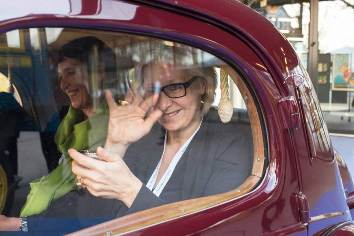 Jeannine Pilloud, SBB, für einmal im Fonds eines Oldtimers unterwegs