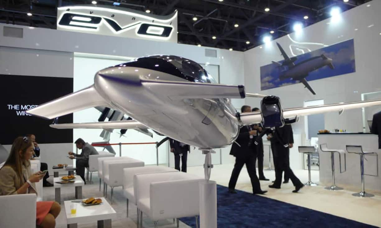 Flugzeugfans sind hier aber trotzdem nicht anzutreffen. Als reine Fachmesse bleibt die Ebace Ausstellern und Käufern vorbehalten.