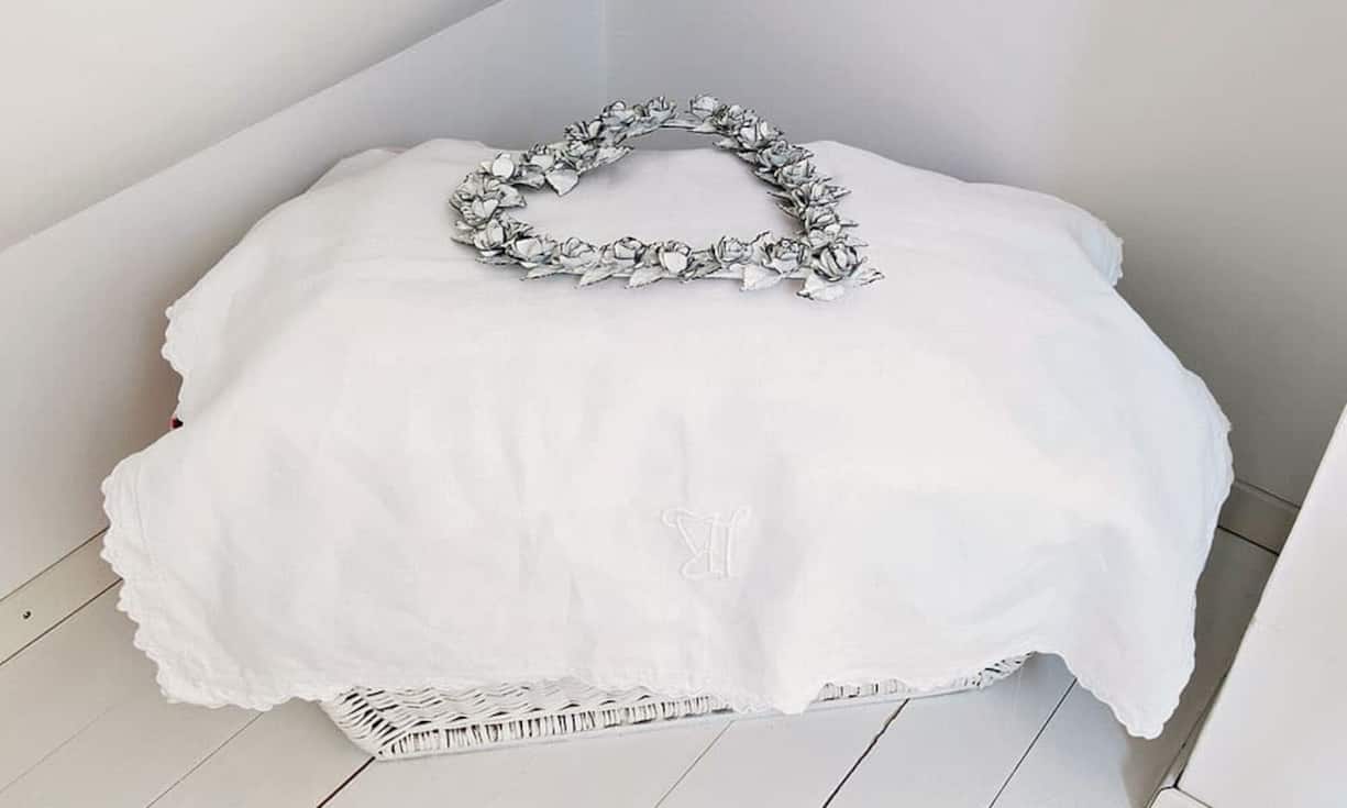 Zierde: Sogar der Wäschekorb wurde mit einem Tuch bedeckt und mit einem Herz geschmückt.