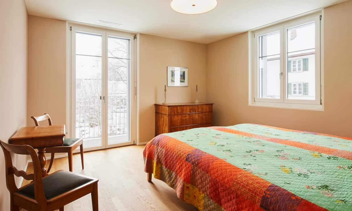 Eines von drei grosszügigen Schlafzimmern.