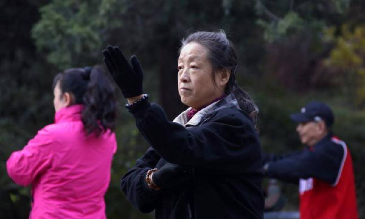 Pensionsfonds für Aktienmarkt geöffnet: Erstmals hat die Regierung das Kapital von Pensionsfonds für die Aktienmärkte freigegeben. Damit sollten knapp 100 Milliarden Yuan in den Markt fliessen. Den Crash vom 24. August konnte die Massnahme nicht aufhalten.