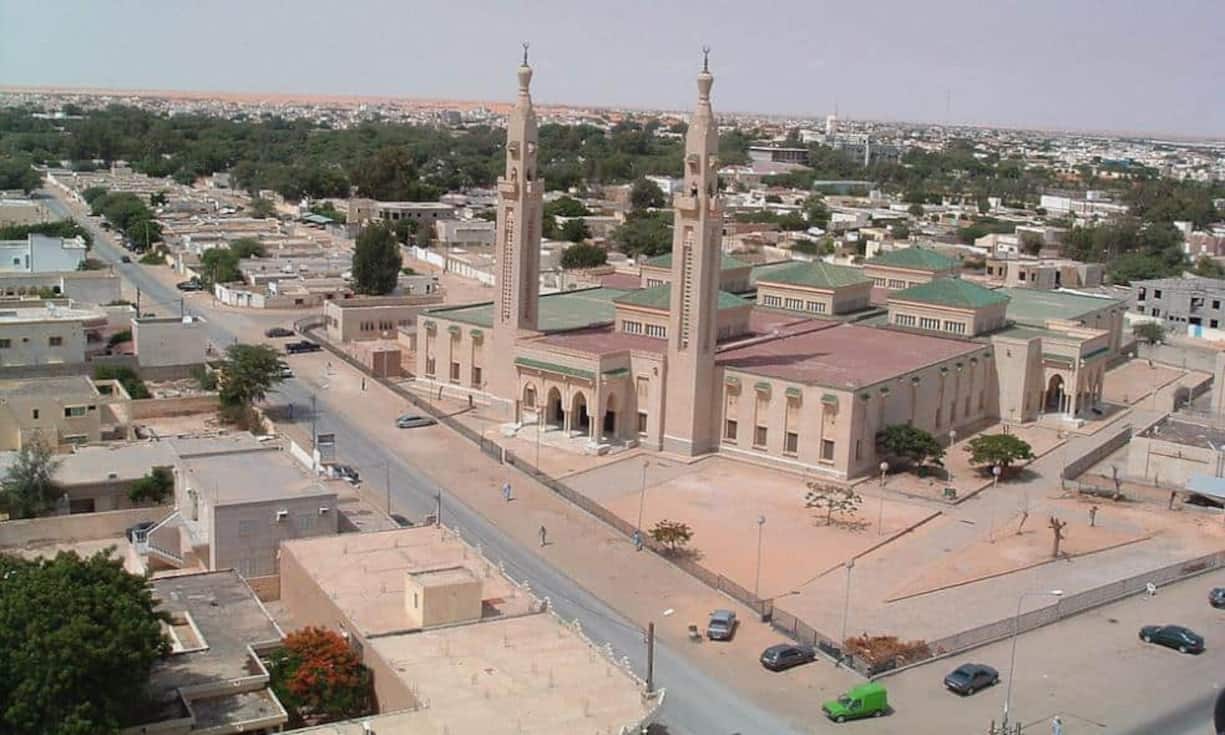 Nouakchott, die Hauptstadt von Mauretanien, wurde eigens für die Unabhängigkeit des Landes gebaut. Bei der Loslösung von Frankreich im Jahr 1960 noch ein Kaff mit einigen Tausend Einwohnern wuchs Nouakchott durch Landflucht weitgehend ungeplant auf 900'000 Einwohner an. Die grösste und wichtigste Stadt des Landes ist Nouakchott mit Bestimmtheit. Von der ursprünglichen Planung ist indes kaum mehr was zu sehen. Wikimedia/CC/initsogan