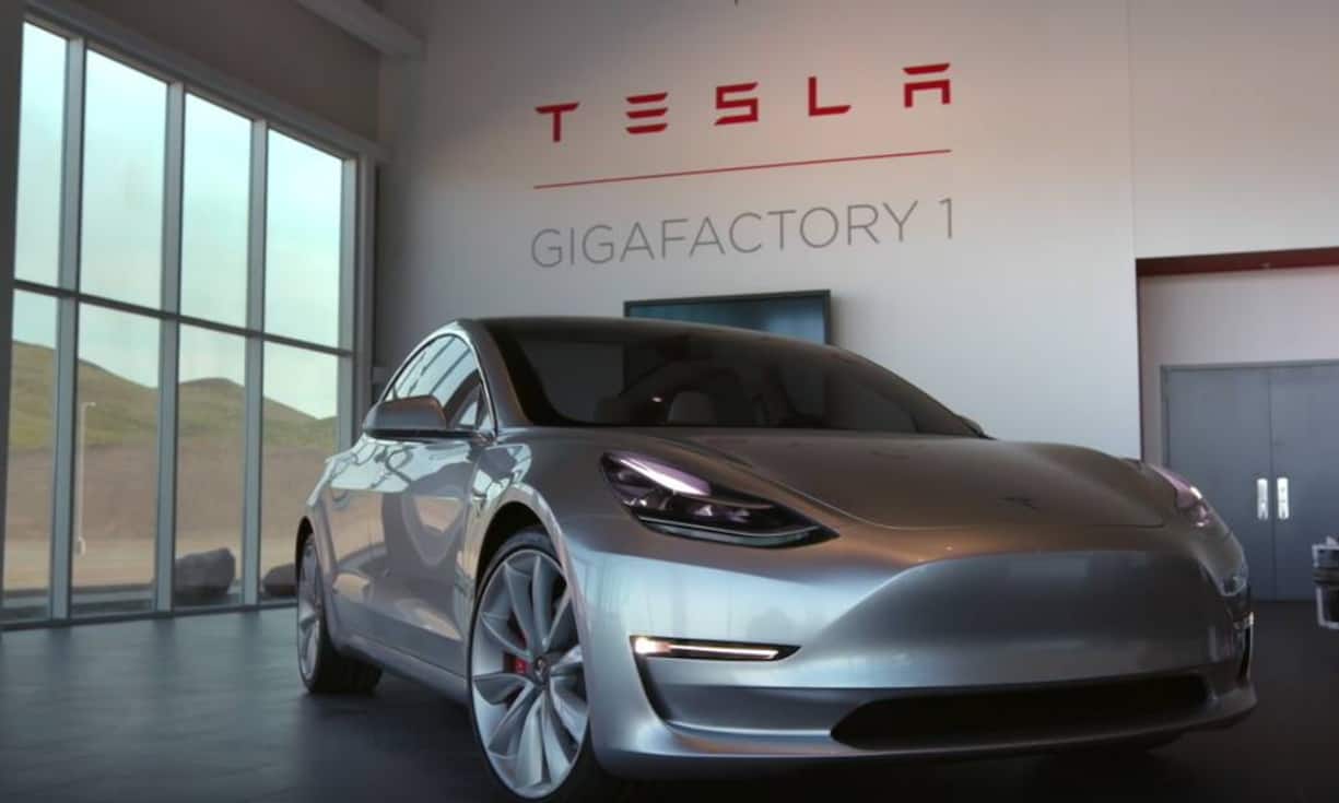 Die Front des Autos ist aerodynamisch, um die Kraftstoffeffizienz zu maximieren. Es gibt keinen Kühlergrill oder sonstige Öffnungen, die nichts bewirken. Youtube/ Motor Trend