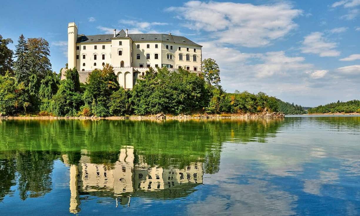 Karl zu Schwarzenberg: Burg Orlik in Tschechien. Der frühere tschechische Aussenminister und Bürger von Zürich erhielt das böhmische Schloss nach dem Zusammenbruch des Sozialismus als Familienerbe zurück – zusammen mit etlichen anderen Schlössern und Ländereien in der ehemaligen CSSR. Heute ist Orlik eine Touristenattraktion.
