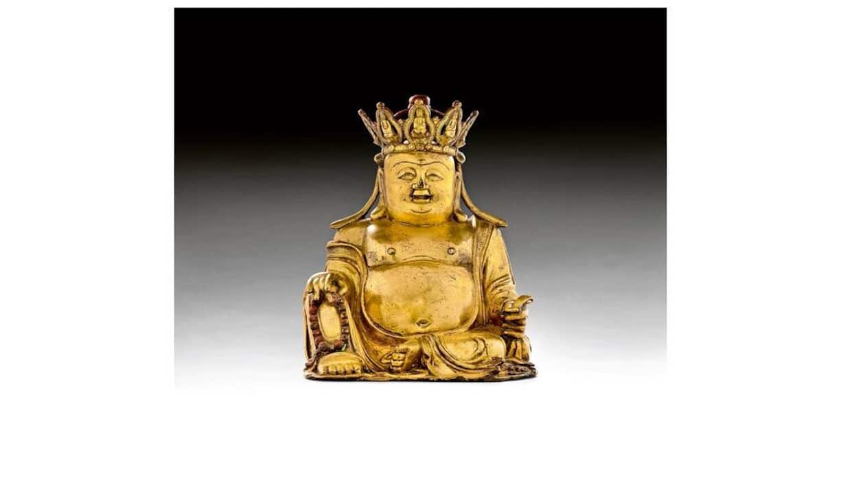 Buddha des Glücks, Koller Auktionen, Zürich
Am 29. und 30. Oktober führt Koller Zürich seine rund 800 Lose umfassenden Spezialauktionen für Asiatica durch. Herzstück ist der Tibetteil mit zahlreichen buddhistischen Gottheitsfiguren. Eine 31,5 cm grosse vergoldete Kupferfigur des Buddha Dipankara, 15. Jahrhundert, ein Buddha Vajradhara aus feuervergoldetem Kupfer, 14./15. Jahrhundert – ebenso wie der vergoldete, bronzene Buddha Shakyamuni aus dem 13./14. Jahrhundert.