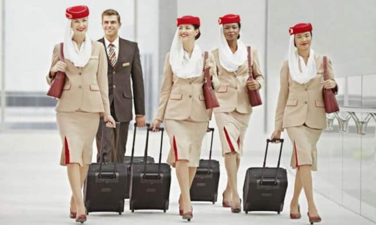 So bereiten sich Emirates-Neulinge auf ihren Job als Flugbegleiter vor: Typisches Outfit – Emirates Flugbegleiterinnen mit dem prägnanten Schleier-Kostüm. Der Quoten-Mann ist auch dabei.