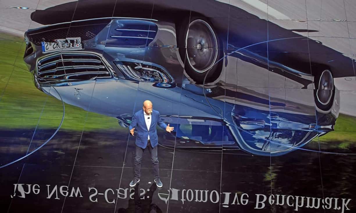 So wird die überarbeitete S-Klasse im Herbst automatisch überholen, Abstand halten, Tempolimits einhalten oder eine Notbremsung hinlegen. Auf der IAA startet eine mit neuesten autonomen Funktionen ausgestattete S-Klasse eine Testfahrt über fünf Kontinente. Auf der Langstrecke wie im dichten Stadtverkehr will der Autobauer so Erfahrungen mit der Technik sammeln.Keystone