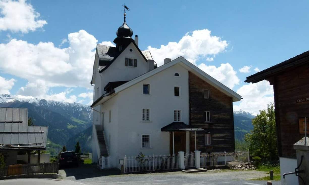 Im Untergeschoss befindet sich nebst Weinkeller und Sauna mit Blick ins Val Lumnezia auch die Ölzentralheizung, die im Sommer 2015 erneuert wird.