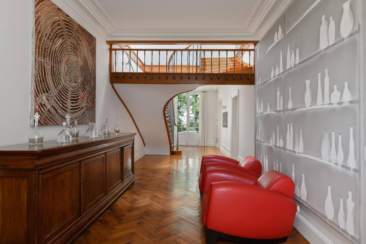 Hier sitzen Sie gut: Das Entrée wird dominiert von zwei knallroten Ledersesseln, die der Designer Franz Romero für de Sede geschaffen hat.