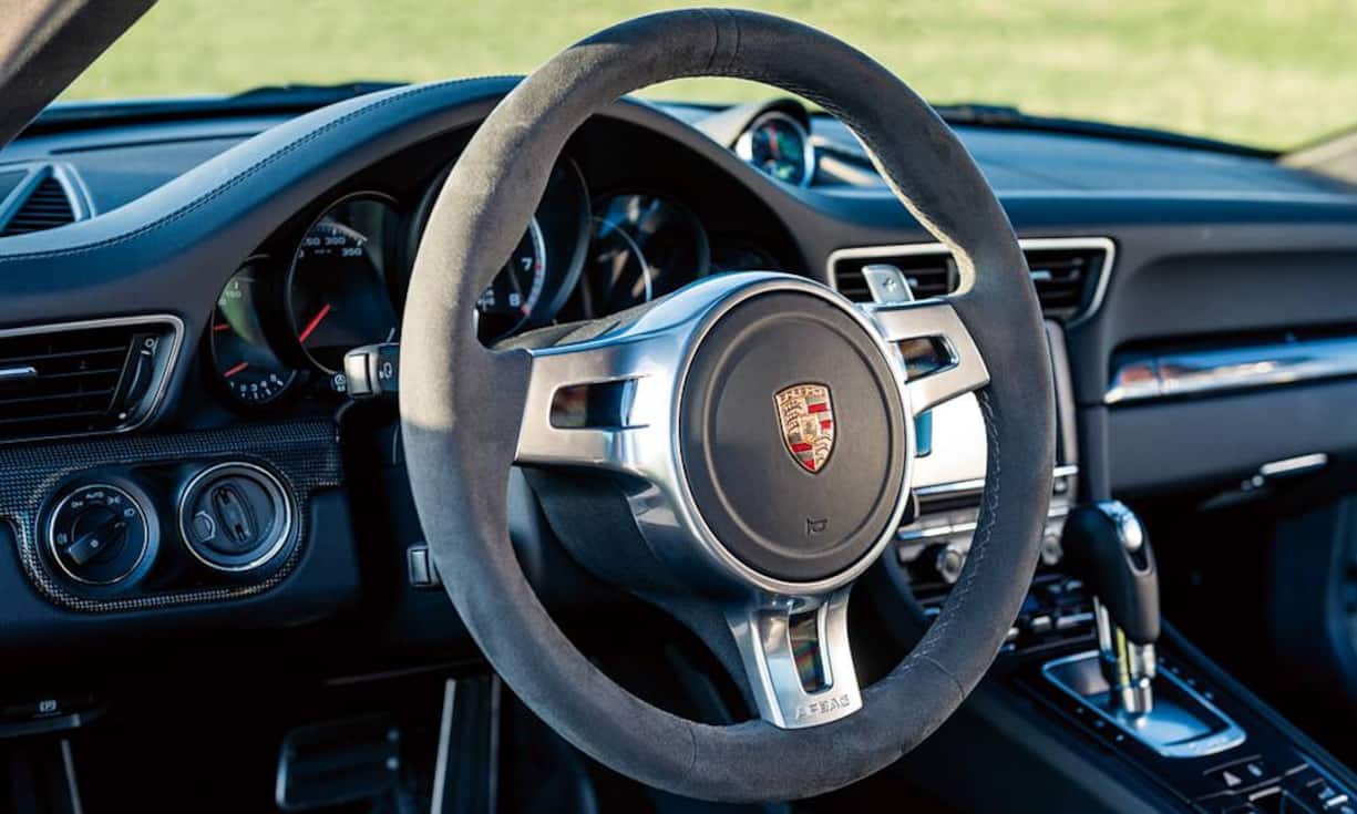 Das Cockpit ist gelungen, das Lenkrad fühlt sich sehr angenehm an, Knöpfe und Hebel sind dort, wo man sie sucht.