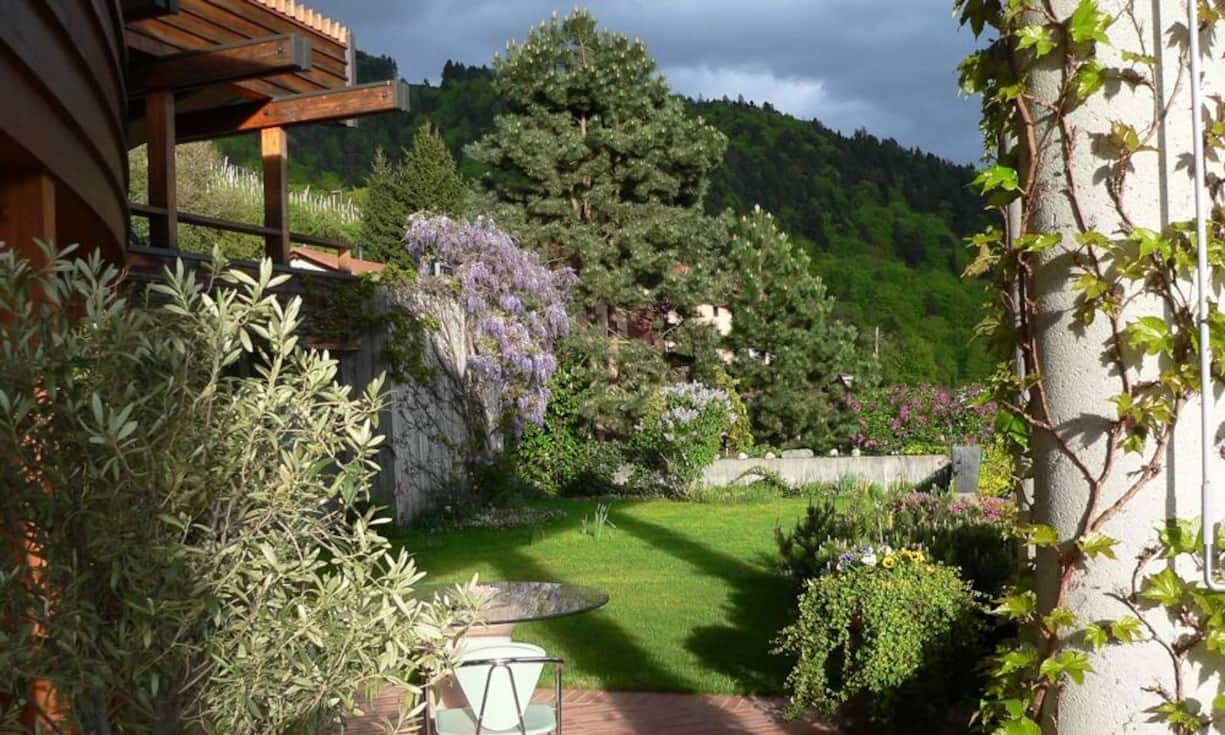 Dank der Ausrichtung der Liegenschaft hat man viel Privatsphäre.